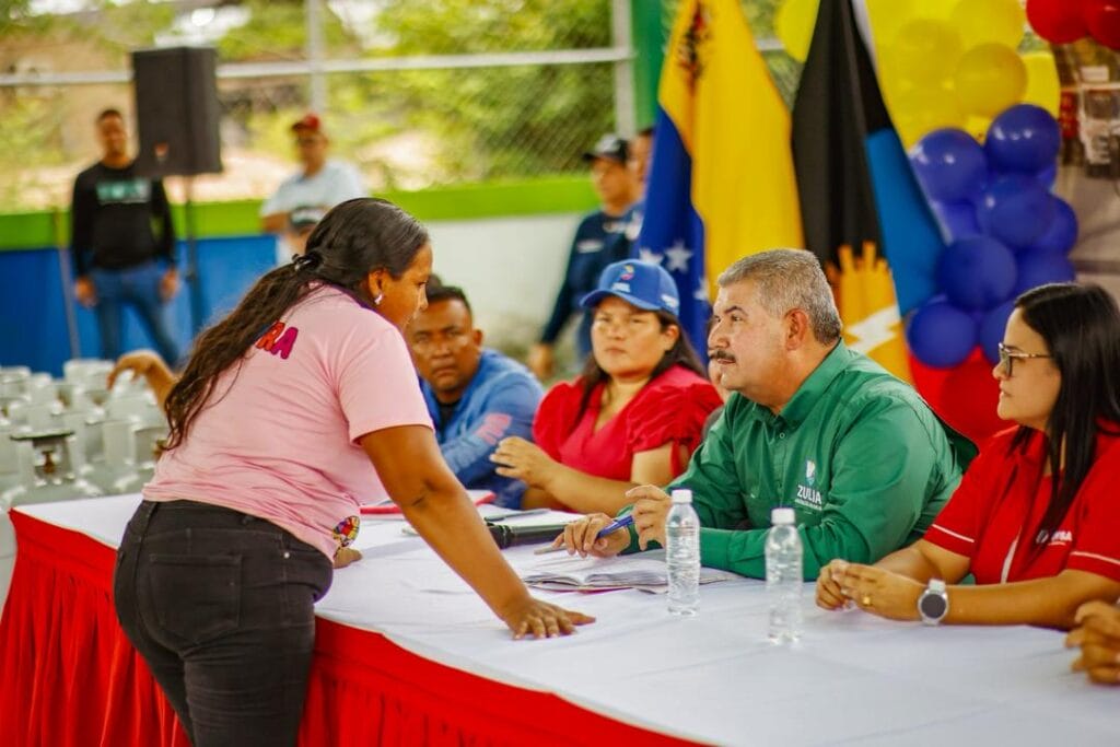 Gobernador Luis Caldera entrega financiamiento a proyectos y cilindros a comunas en Rosario de Perijá