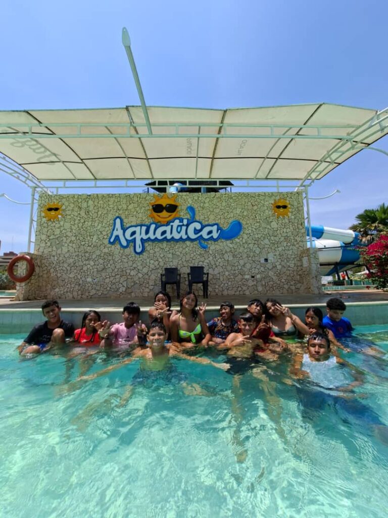 ¡Día diferente para 50 niños, niñas y adolescentes! FUNDANIS celebró su promoción de grado en Aquatica