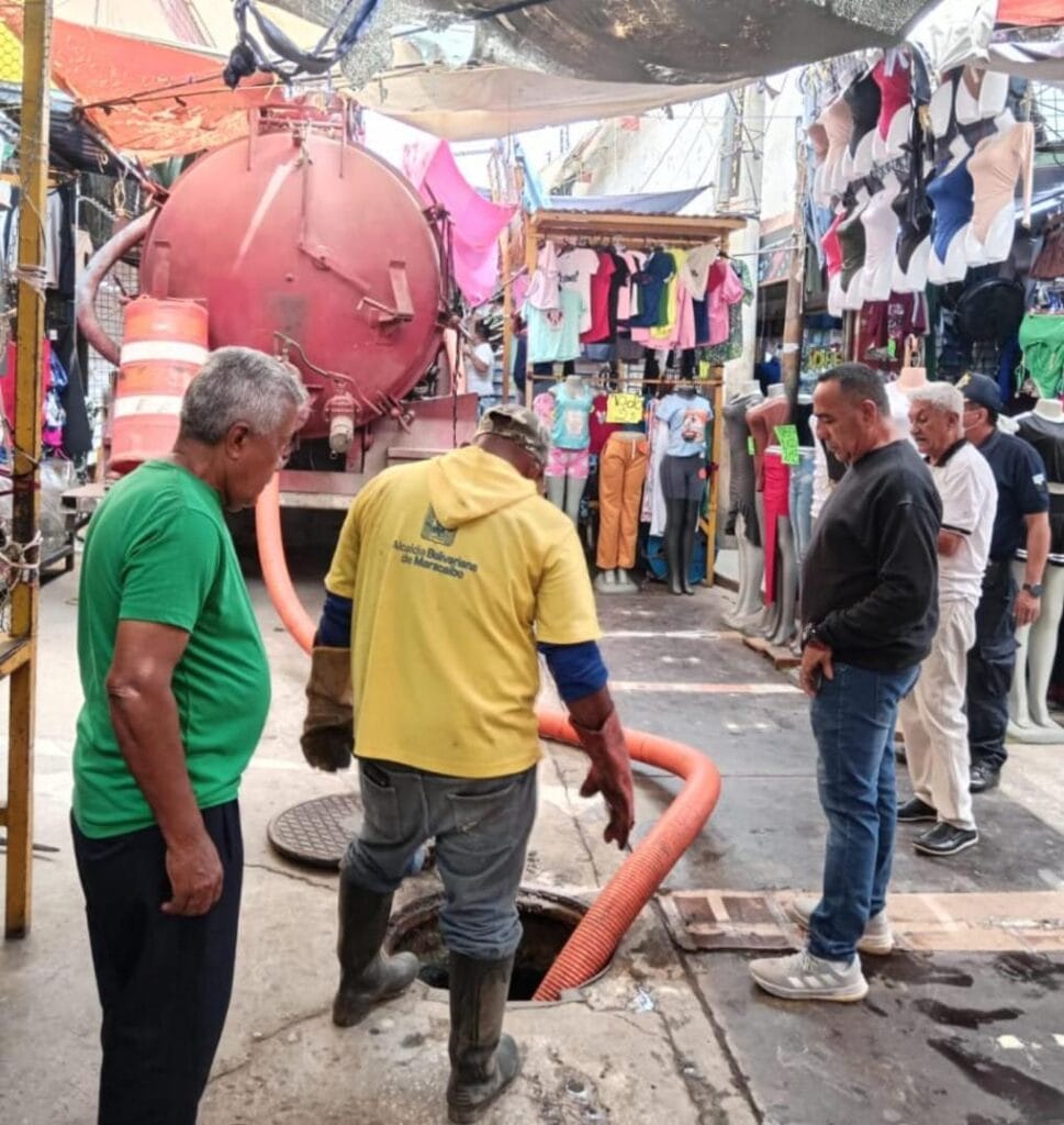 Extraen grasa que obstruía alcantarillas en el Callejón de los Pobres