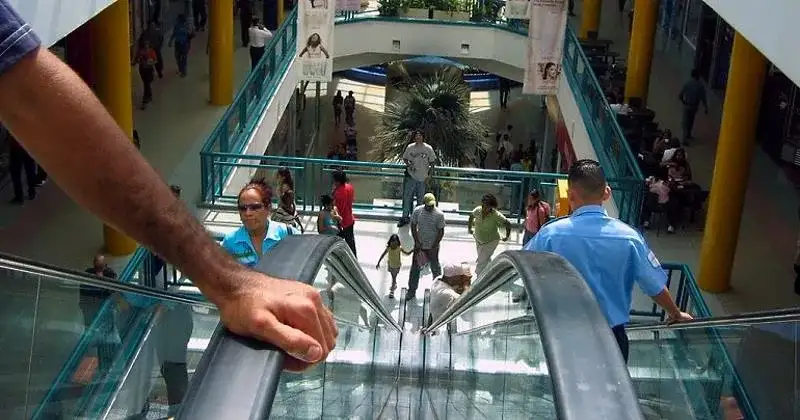 Activan plan de ahorro de energía en centros comerciales del país