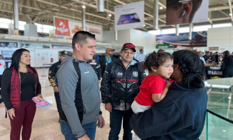 Retornan 141 venezolanos repatriados desde Florida