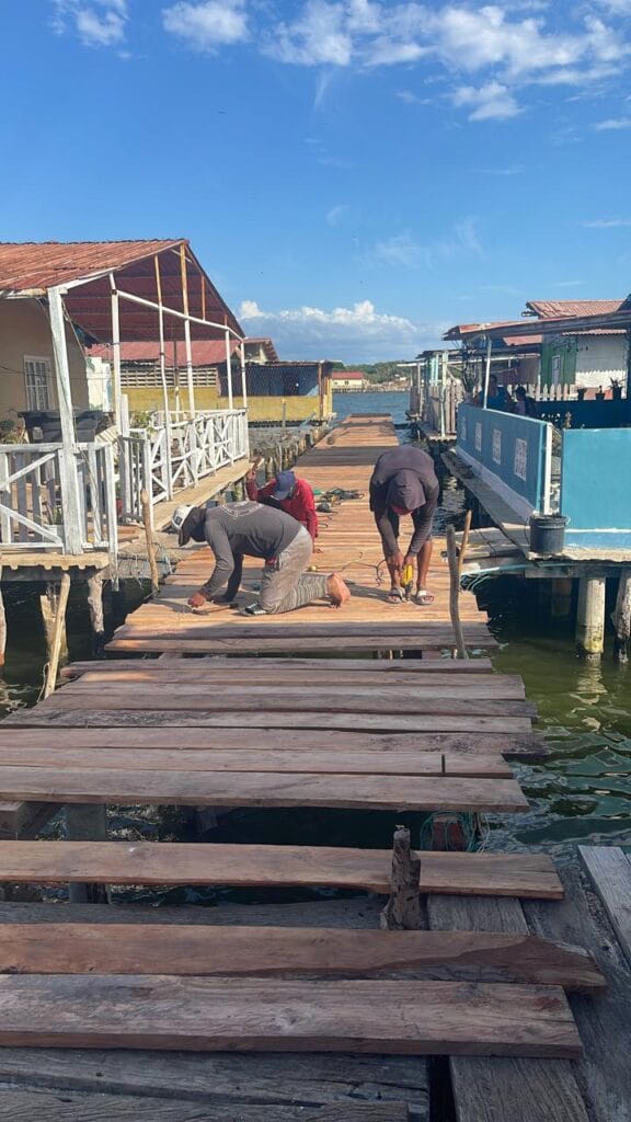 Rehabilitación de caminerías en Palafitos de Santa Rosa de Agua alcanza 40% de avance