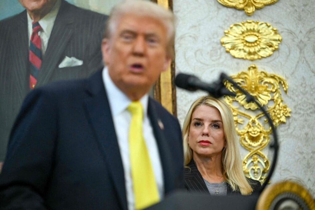 Pam Bondi es destituida tras polémica gestión