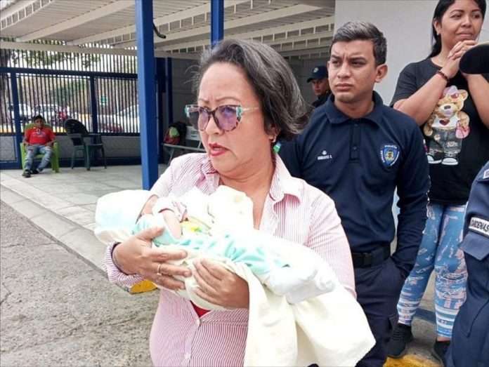 Hallan abandonada a una recién nacida