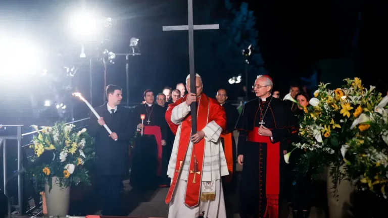 Papa León XIV lleva la cruz en el vía crucis del Coliseo