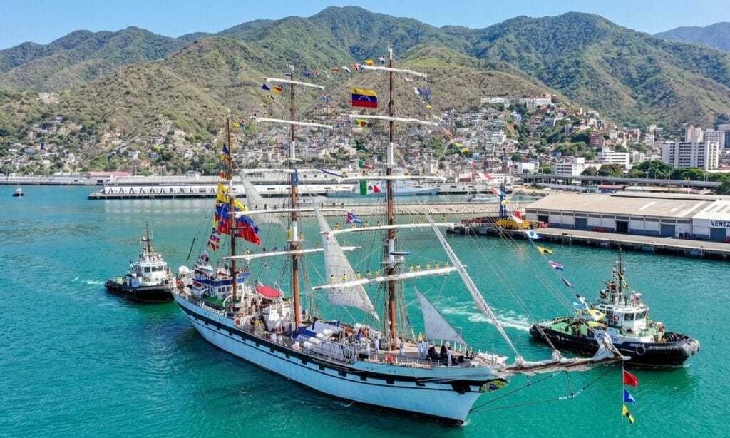 Buque Escuela Simón Bolívar llega a la Isla Dominica