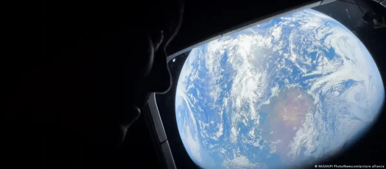 Astronautas inicia maniobra de retorno a la Tierra