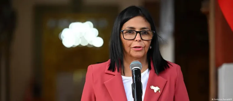 Delcy Rodríguez promete aumentar salarios