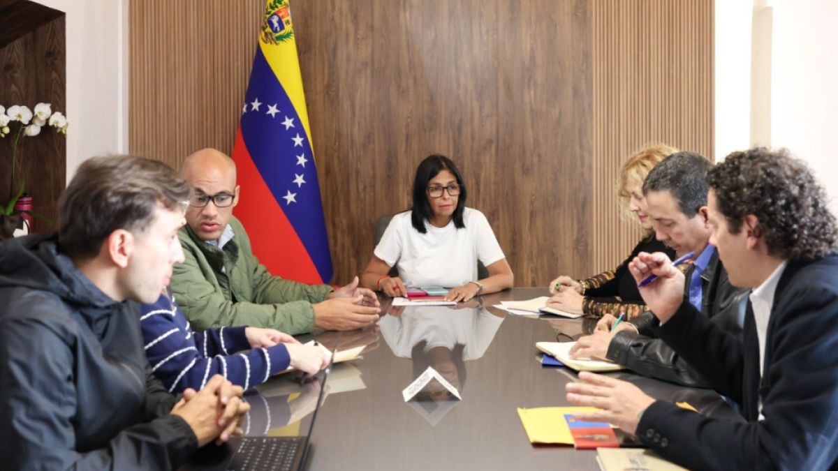 Delcy Rodríguez sostiene una reunión con integrantes del Gabinete Educativo