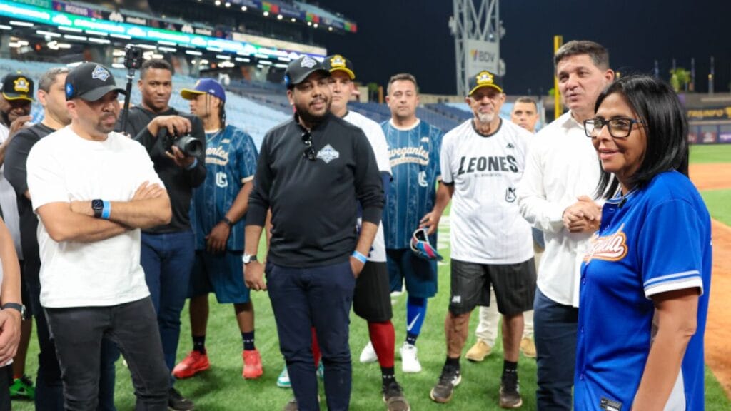 Delcy Rodríguez encabezó encuentro con leyendas del beisbol para lanzamiento de la Liga Monumental
