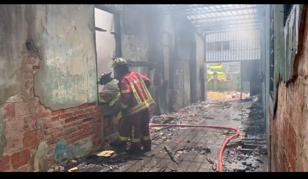 Bomberos de Maracaibo sofocan en tiempo récord incendio de vivienda abandonada