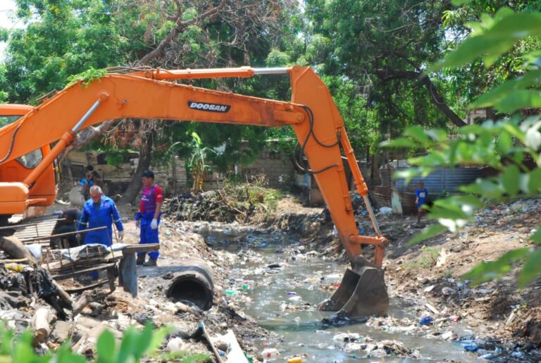 Alcaldía de Maracaibo limpia tramo Brisas del Sur de cañada La Arreaga