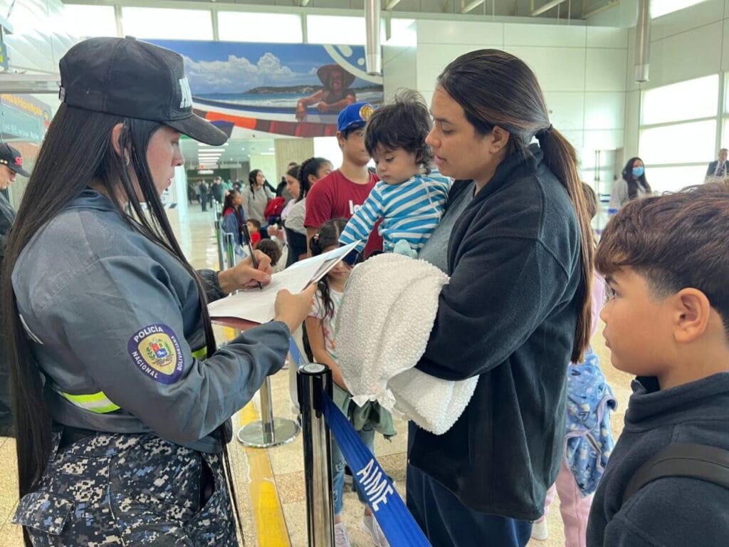 190 migrantes llegan al país en un vuelo de repatriación proveniente de Estados Unidos
