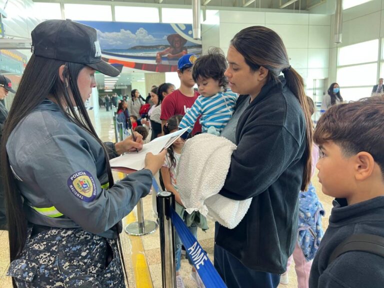 190 migrantes llegan al país en un vuelo de repatriación proveniente de Estados Unidos