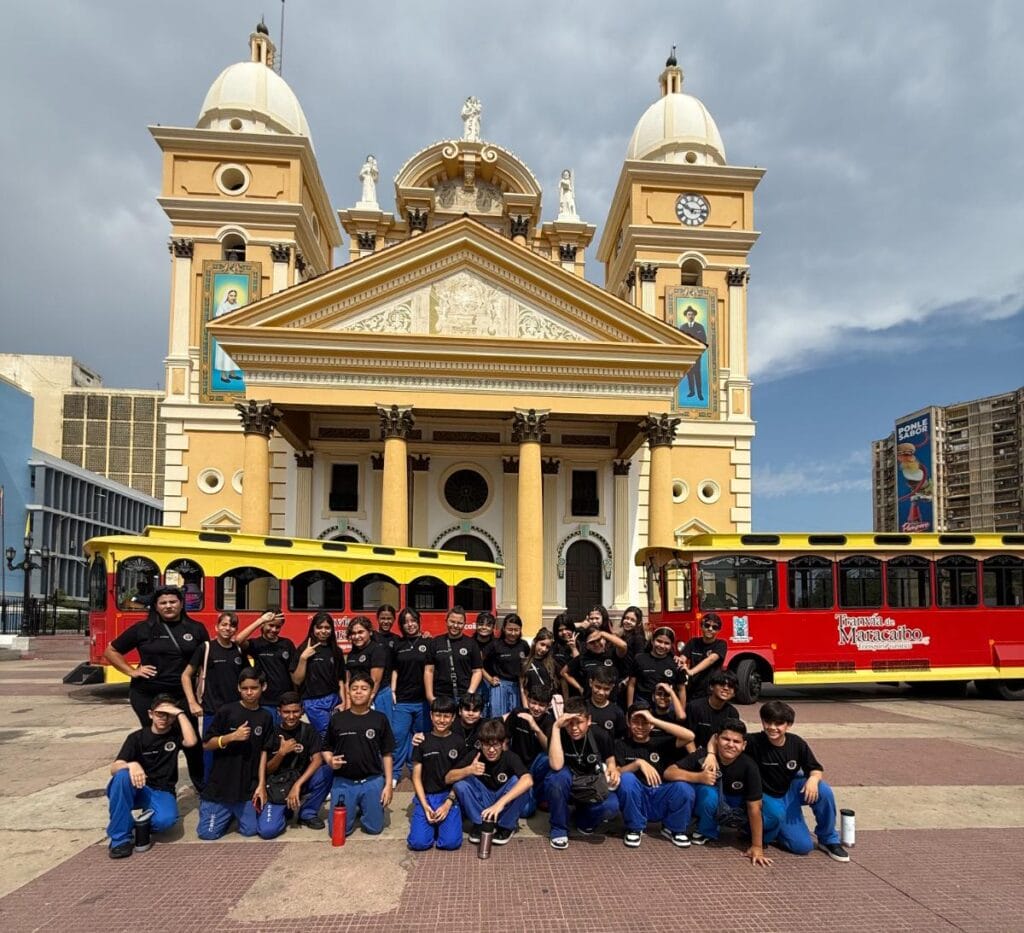 60 estudiantes del Colegio Santo Cristo disfrutaron de la Ruta Patrimonial a bordo del Tranvía de Maracaibo