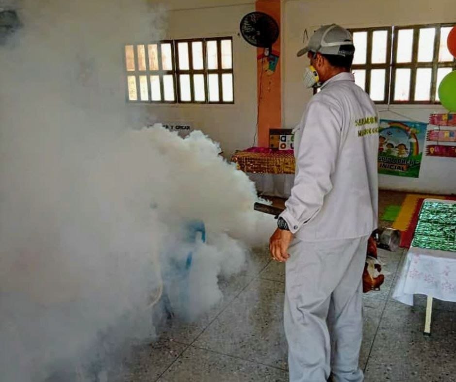 Ejecutan jornada de fumigación en escuelas de las parroquias Cacique Mara y Cecilio Acosta