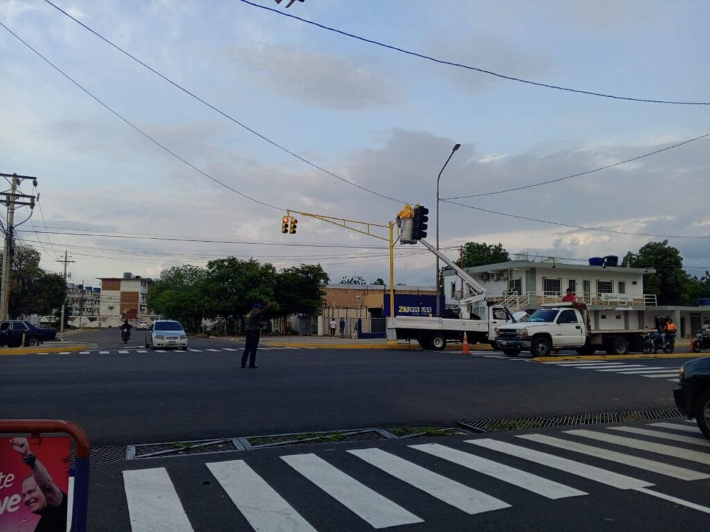 Alcaldía de Maracaibo reactiva semáforo de avenida Guajira esquina Colegio de Médicos
