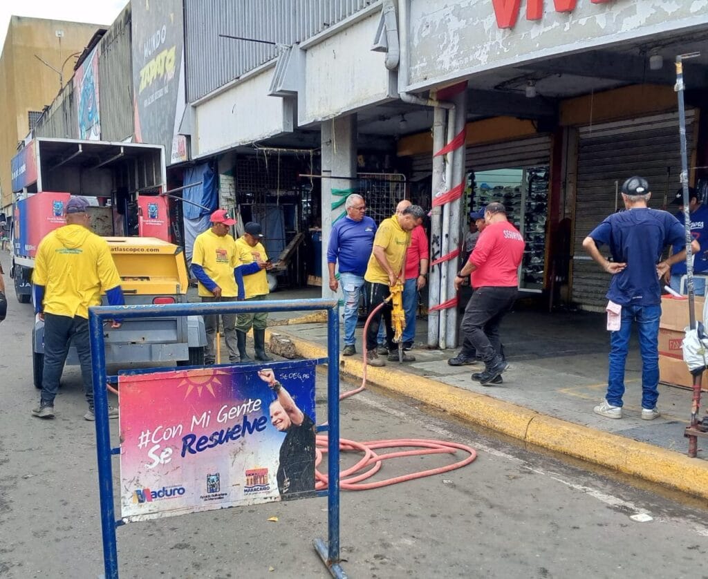 Alcaldía de Maracaibo repara bote de agua en C.C San Felipe 2