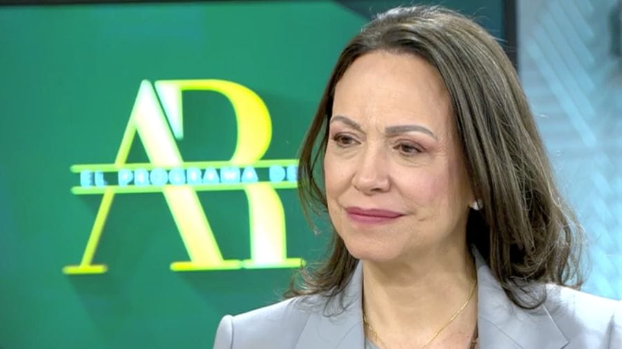 MCM afirmó estar en desacuerdo con el levantamiento de sanciones de EEUU a Venezuela, mientras Petro la tacha de "no democrática"