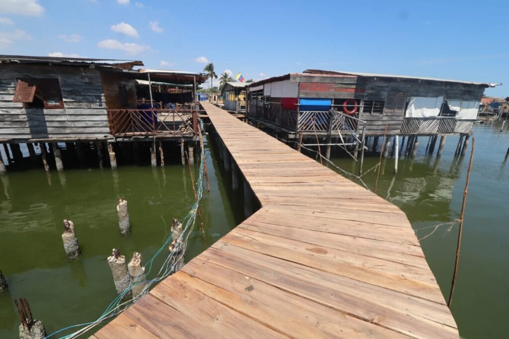 ¡Después de 20 años de abandono por fin! Más de 300 metros de caminerías de los palafitos de Santa Rosa de agua rehabilita la Alcaldía de Maracaibo