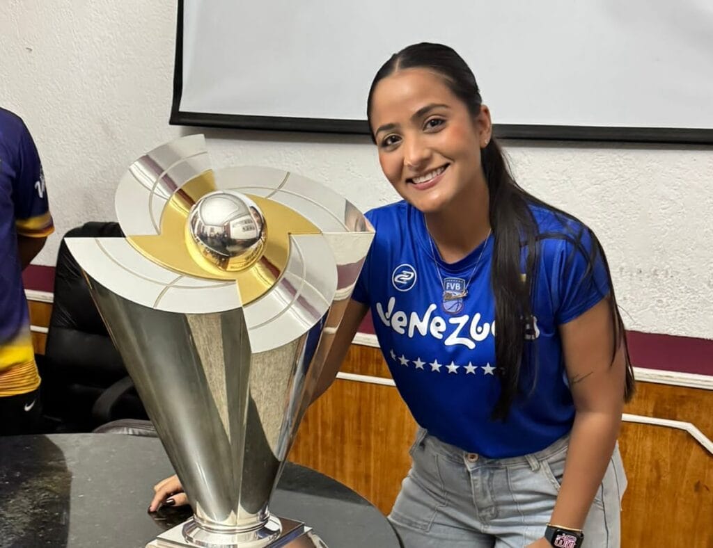 ¡El trofeo de la gloria visitó la tierra del sol amada! Copa de los Campeones Mundiales de Béisbol llegó a Maracaibo