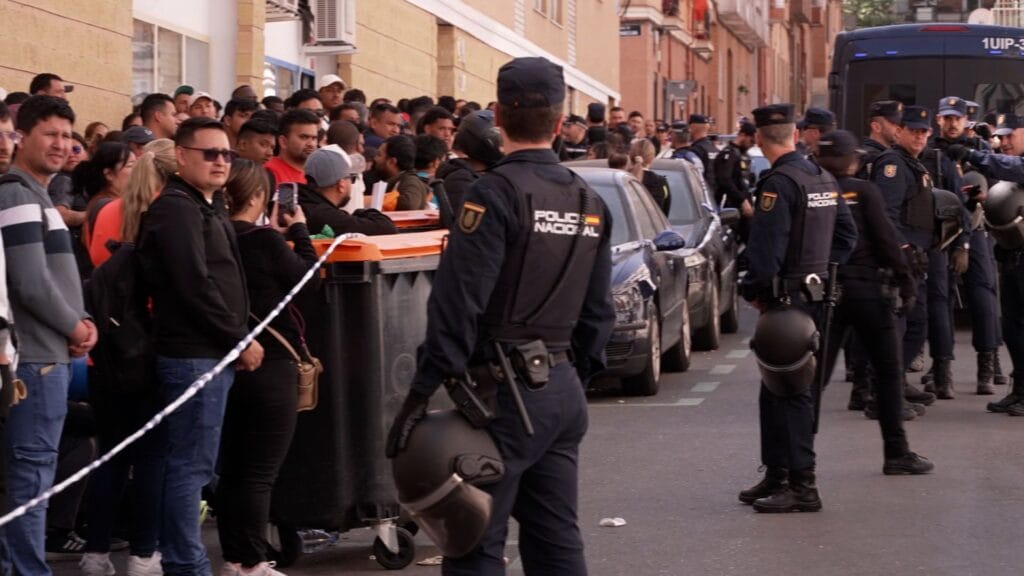 Caos y largas filas marcan el primer día de la regularización de migrantes en España
