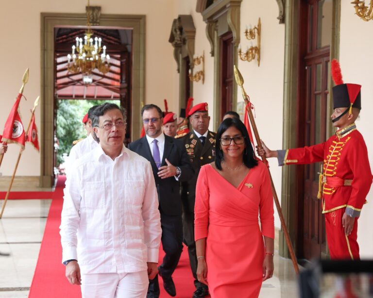 Delcy Rodríguez recibe en Miraflores a su homólogo Gustavo Petro