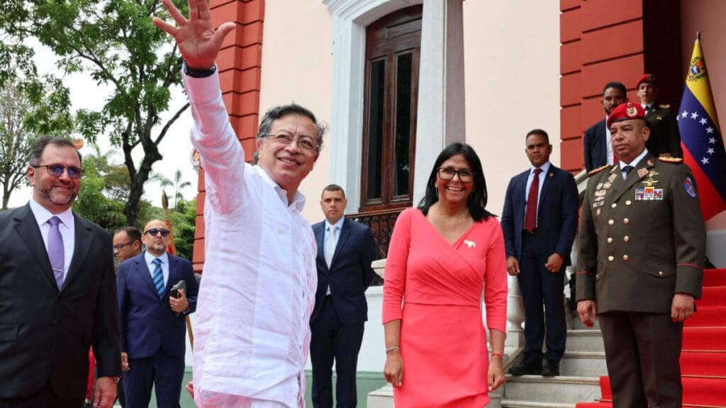 Delcy Rodríguez anuncia reconexión aérea con Colombia como estrategia turística