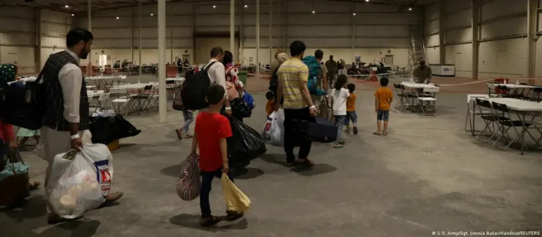 Juez federal ordenó reactivar pedido de residencia a migrantes en EEUU
