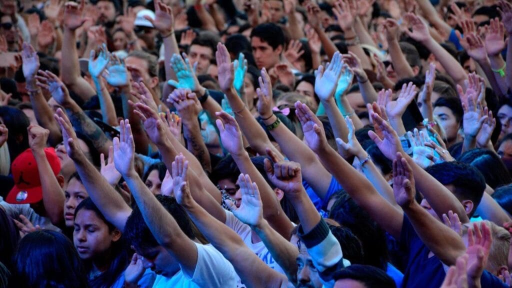 Iglesia Luz del Mundo celebra 50 años con multitudinario acto en Plaza Para Todos