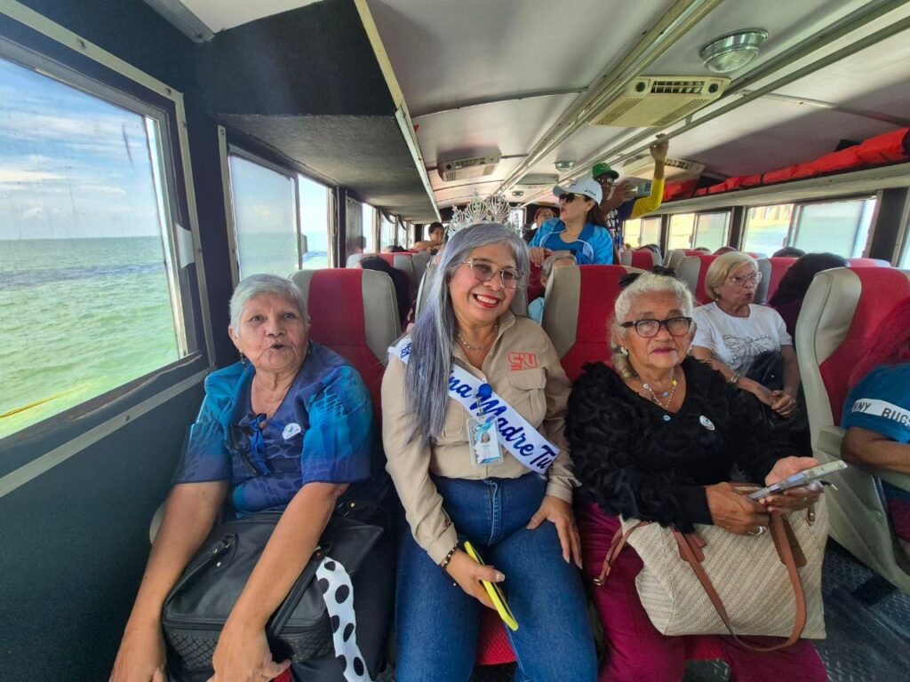 Más de 50 adultos mayores disfrutaron de un alegre recorrido por el Lago de Maracaibo en la semana del Adulto Mayor
