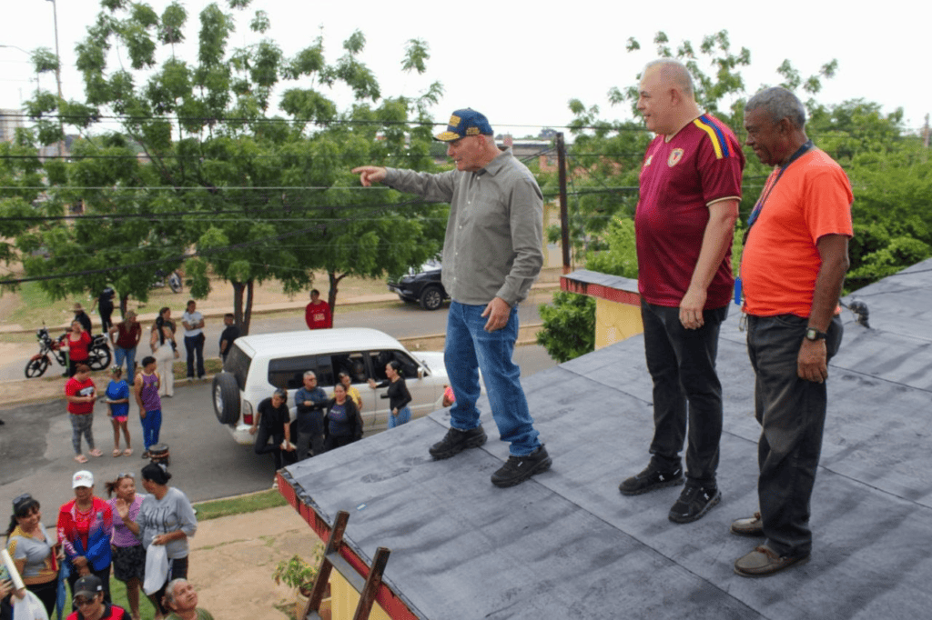 Alcaldía de Maracaibo impermeabiliza 16 viviendas de Altos de Sol Amada IV