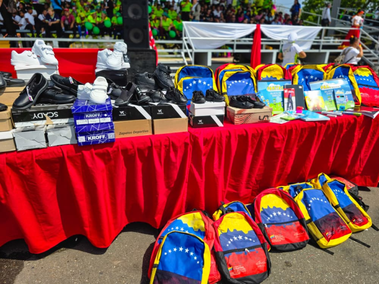 Gobernador Caldera entrega dotación y equipamiento para 149 escuelas del Zulia