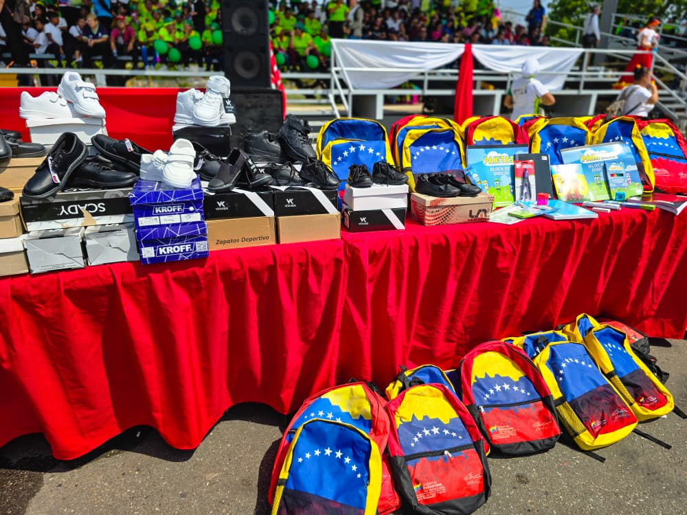 Gobernador Caldera entrega dotación y equipamiento para 149 escuelas del Zulia