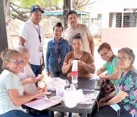 ¡Taller impulsado por Alcaldía de Maracaibo! Círculo de abuelos Tiempos Felices aprenden a tejer "Soles de Maracaibo"