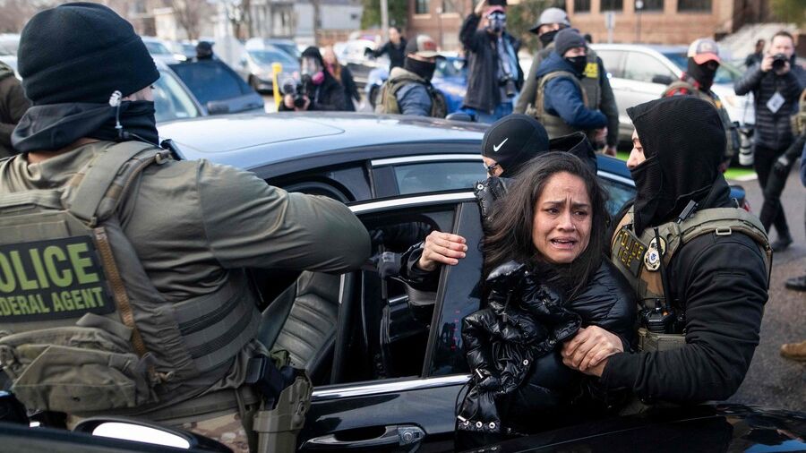 ICE usa armas químicas contra los migrantes en sus centros de detención