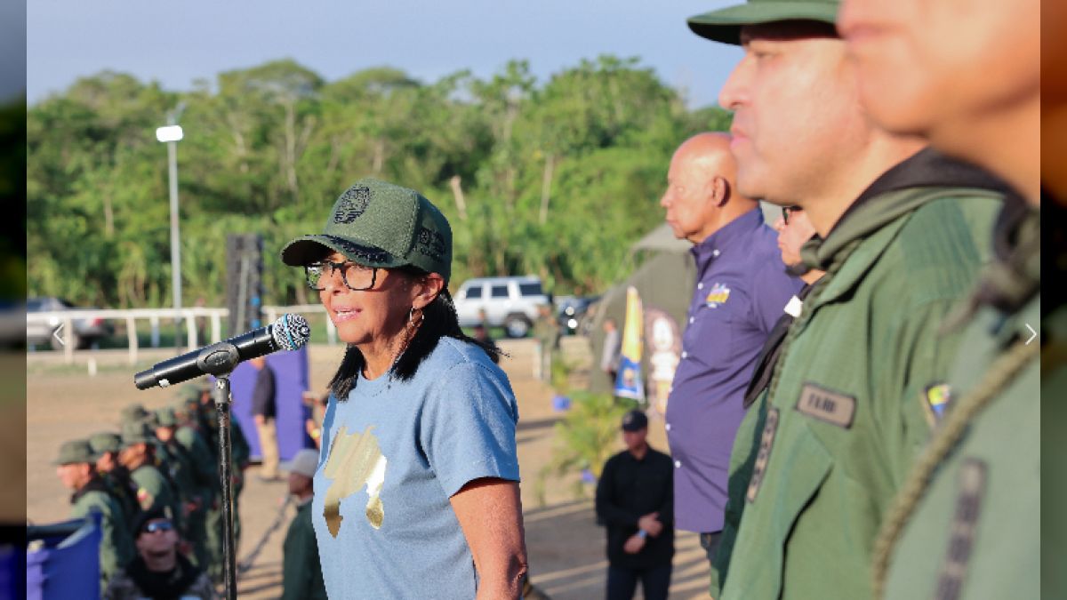 Delcy Rodríguez reafirmó su compromiso con cadetes de la UMBV