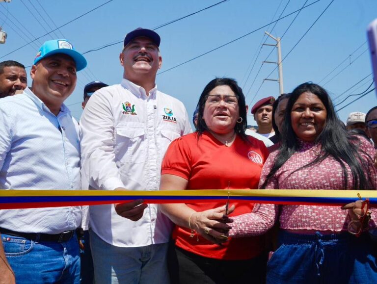 Gobernador Caldera entrega 1.1 kilómetros de asfaltado de la avenida Miraflores de Cabimas