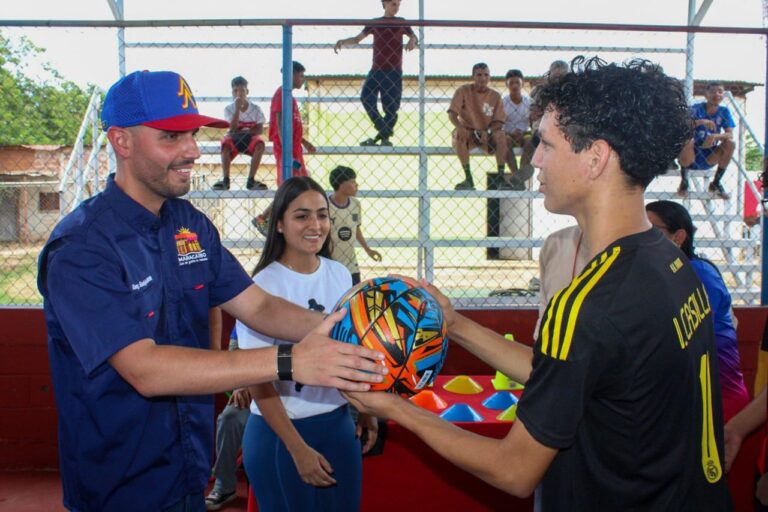 ¡Donaron kits deportivos! Alcaldía de Maracaibo entregó impecable la cancha Fernando García