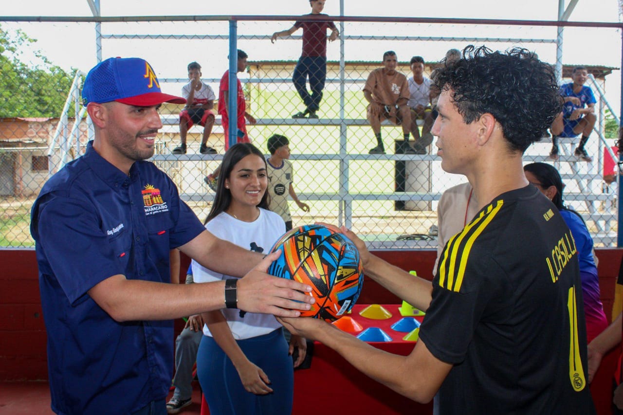 ¡Donaron kits deportivos! Alcaldía de Maracaibo entregó impecable la cancha Fernando García
