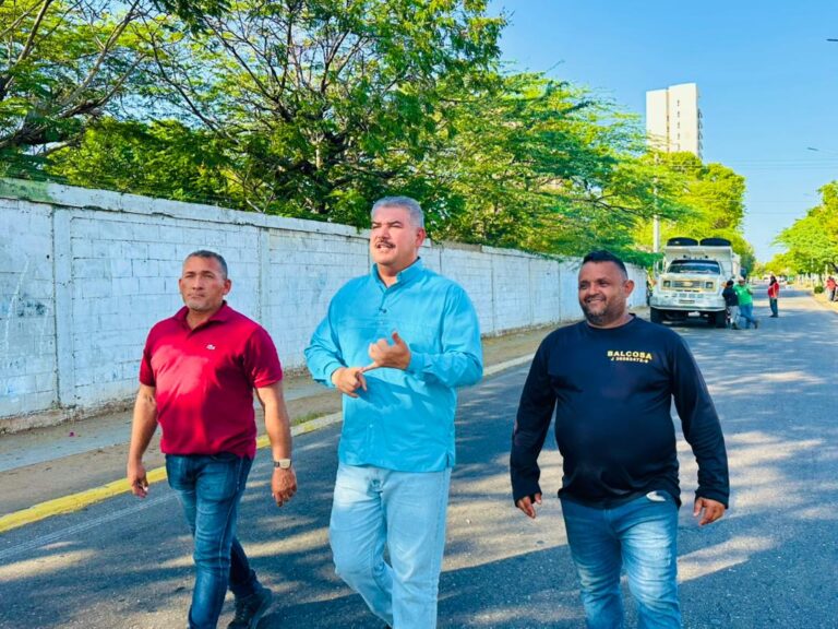 Luis Caldera despliega Plan Estadal de Asfaltado en la avenida Universidad de Maracaibo