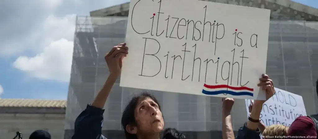 Trump insiste en limitar la ciudadanía por nacimiento