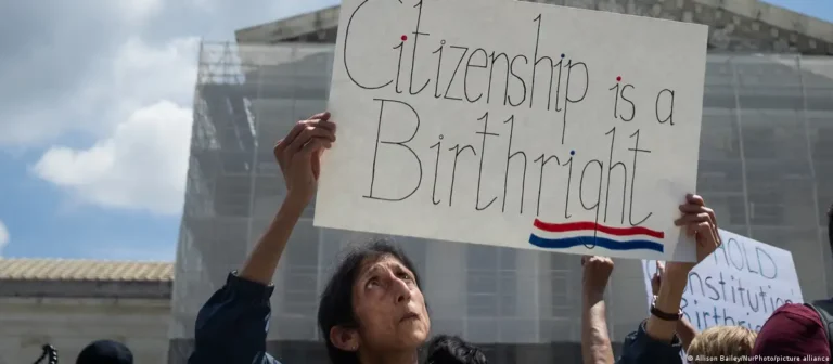 Trump insiste en limitar la ciudadanía por nacimiento