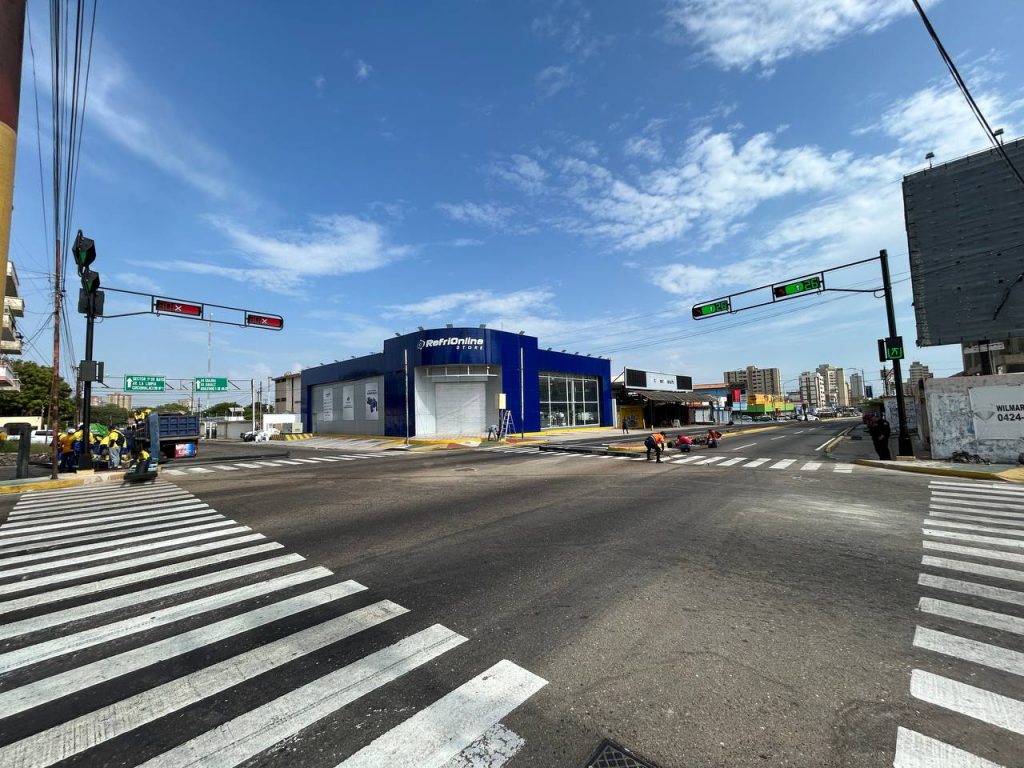 ¡Continúa la modernización de la ciudad! Alcaldía de Maracaibo coloca semáforos inteligentes en las calles 71 y 73 con Av. Delicias