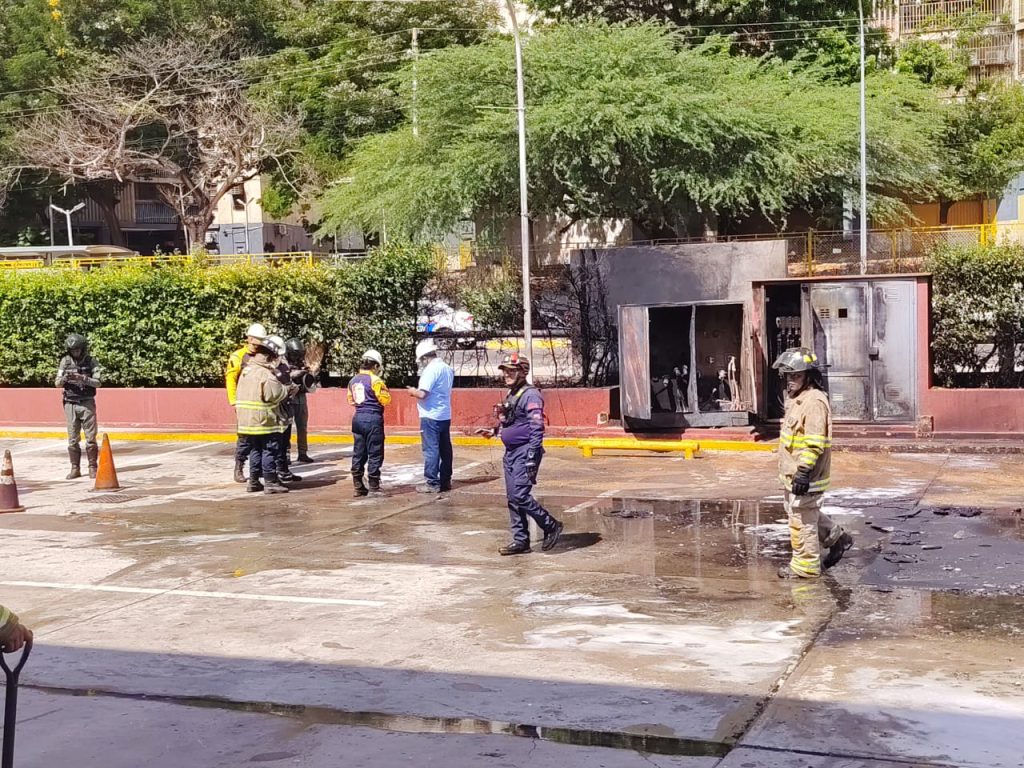 ¡Respuesta articulada de 150 efectivos! Sistema de Riesgos atendió explosión de transformador en el centro de la ciudad