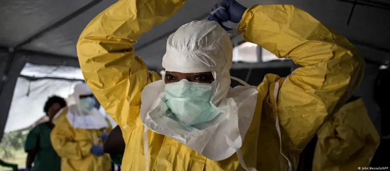OMS baja el riesgo global de la actual epidemia de ébola