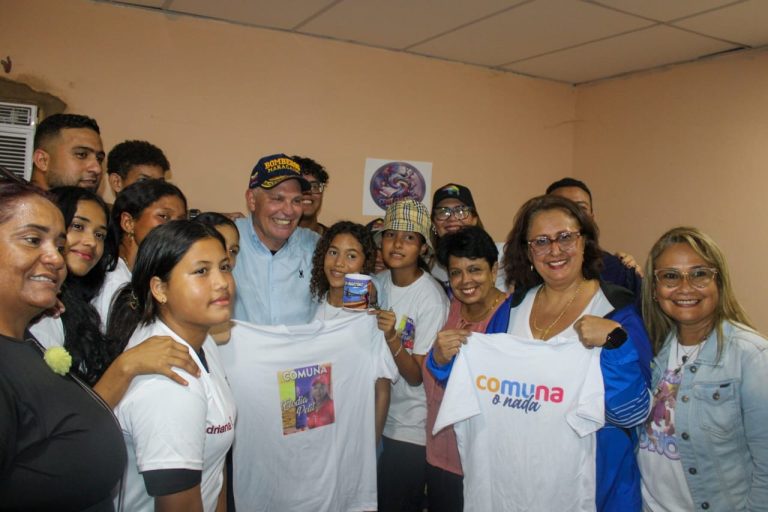 ¡Aprobados por Consulta Popular! Comuna Elodia Petit recibe materiales para viviendas y recursos para el proyecto juvenil