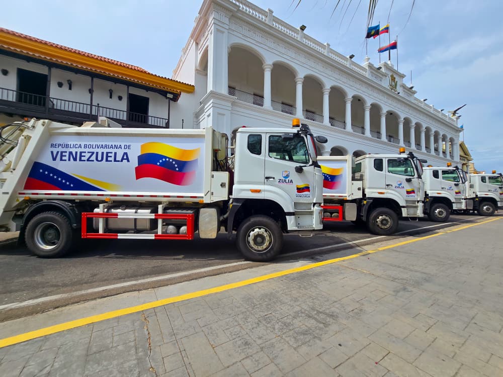 Luis Caldera entrega ocho unidades compactadoras con el Plan de Recolección de Desechos y una ambulancia con el Plan Cayapa