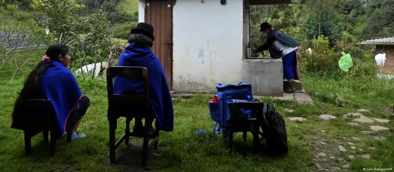 Enfrentamiento por tierras entre dos etnias indígenas colombianas dejan muertos y heridos