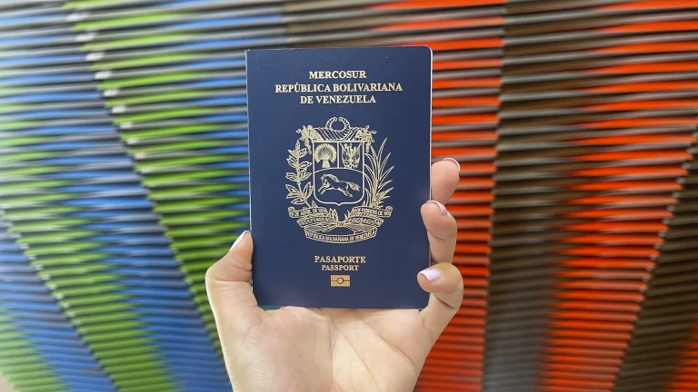 Venezolanos pueden tramitar y recibir su pasaporte el mismo día en la sede principal del Saime